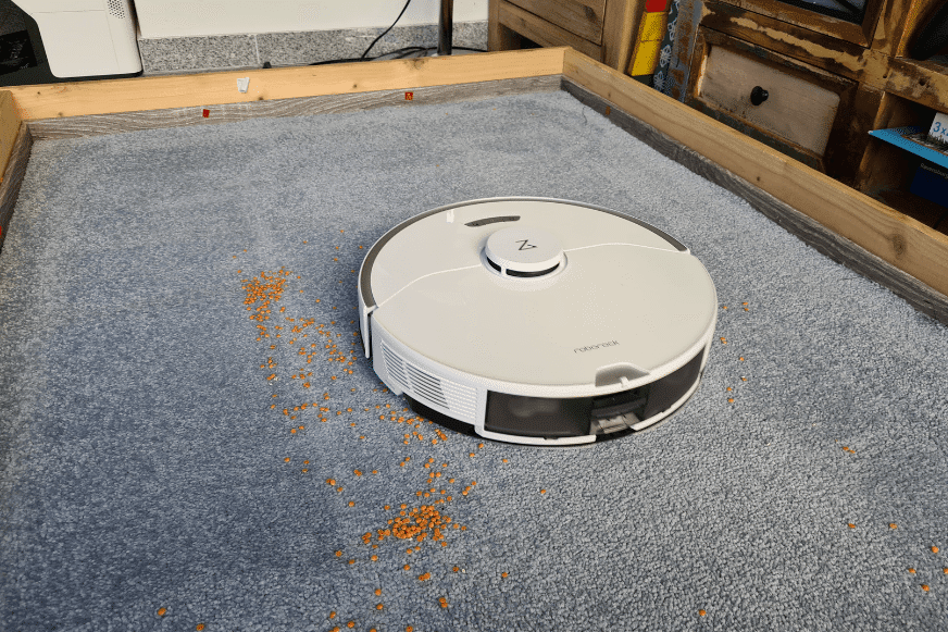 Робот-пылесос Roborock S7 Pro Ultra во время теста на всасывание  чечевицы на ковре с высоким ворсом